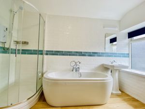 Family bathroom- click for photo gallery